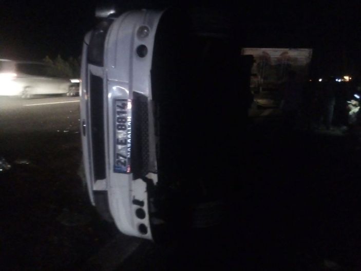 Şanlıurfa'da tarım işçilerini taşıyan minibüs devrildi