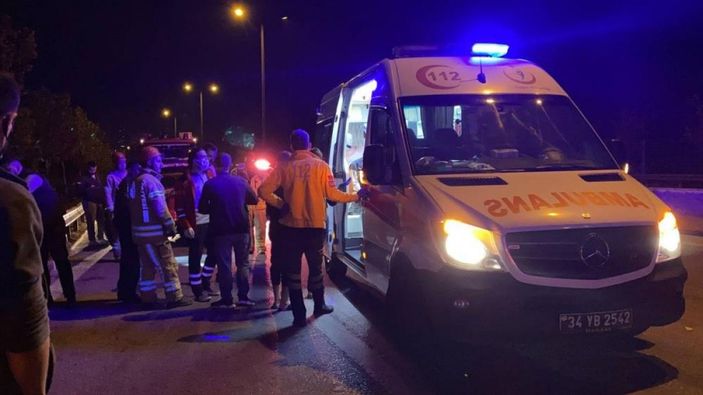 i Kartal'da direksiyon hakimiyetini kaybeden otomobil kaza geçirdi: 4 yaralı