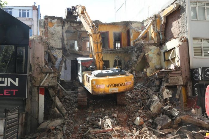 Kocaeli'de 22 yıl önce yaşanan depremde ağır hasar alan bina yıkıldı