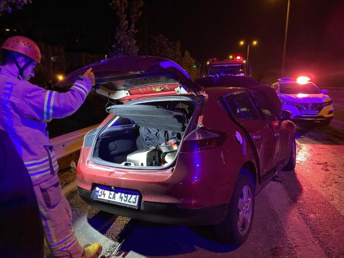 i Kartal'da direksiyon hakimiyetini kaybeden otomobil kaza geçirdi: 4 yaralı