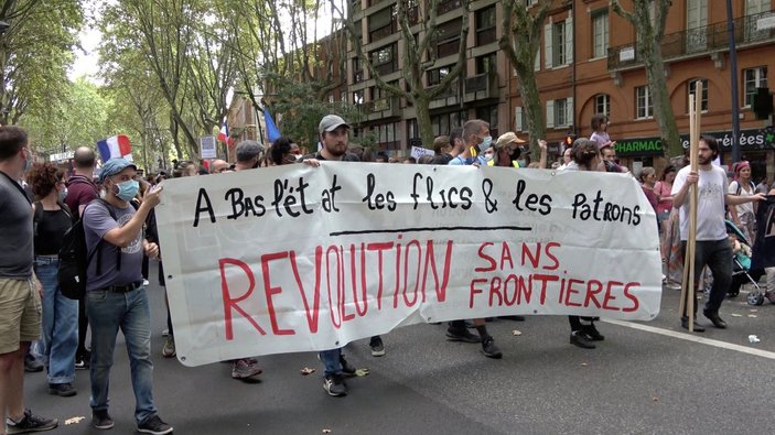 Fransa'da aşı karşıtlarının protestosu kavgaya dönüştü
