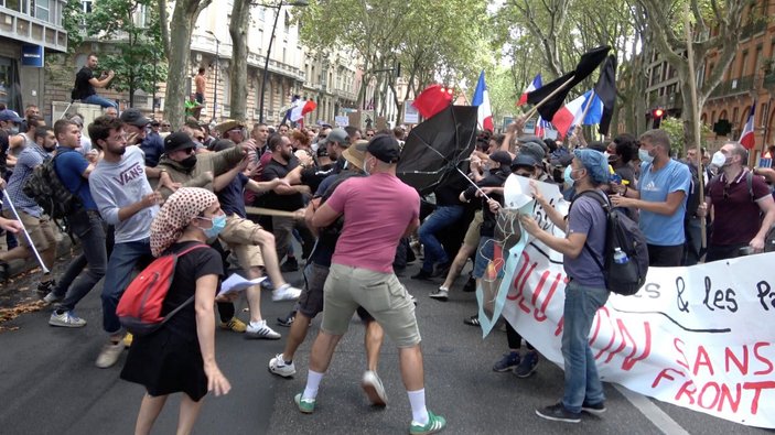 Fransa'da aşı karşıtlarının protestosu kavgaya dönüştü