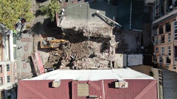 Kocaeli'de 22 yıl önce yaşanan depremde ağır hasar alan bina yıkıldı