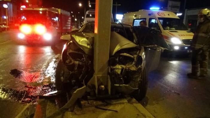İzmir'de yön levhasına çarpan otomobil hurdaya döndü