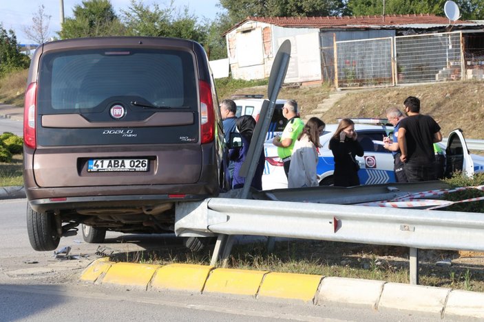 Kocaeli'de kaza yapan araç bariyerin üzerinde asılı kaldı