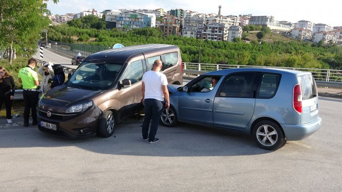 Kocaeli'de kaza yapan araç bariyerin üzerinde asılı kaldı