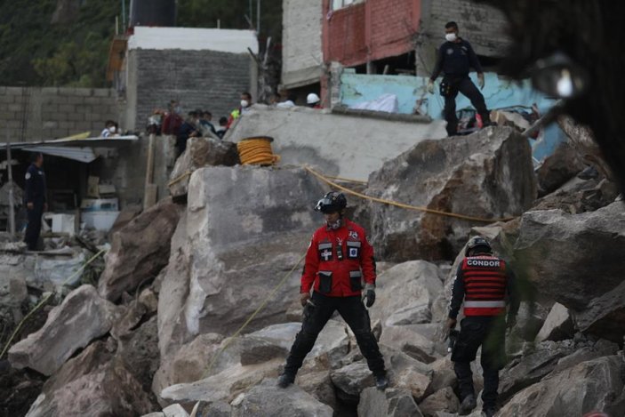 Meksika’da yamaçtan kopan dev kayalar evlerin üzerine düştü: 1 ölü 10 kayıp