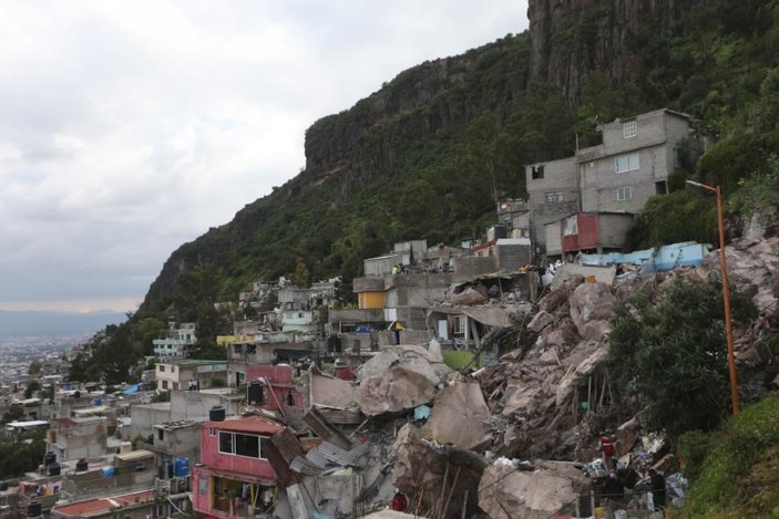 Meksika’da yamaçtan kopan dev kayalar evlerin üzerine düştü: 1 ölü 10 kayıp