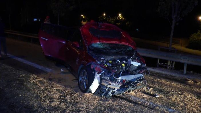 i Kartal'da direksiyon hakimiyetini kaybeden otomobil kaza geçirdi: 4 yaralı