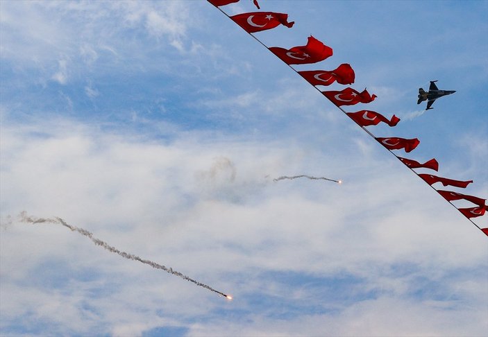 SOLOTÜRK ekibinden İzmir'de büyüleyen gösteri uçuşu