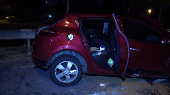 i Kartal'da direksiyon hakimiyetini kaybeden otomobil kaza geçirdi: 4 yaralı