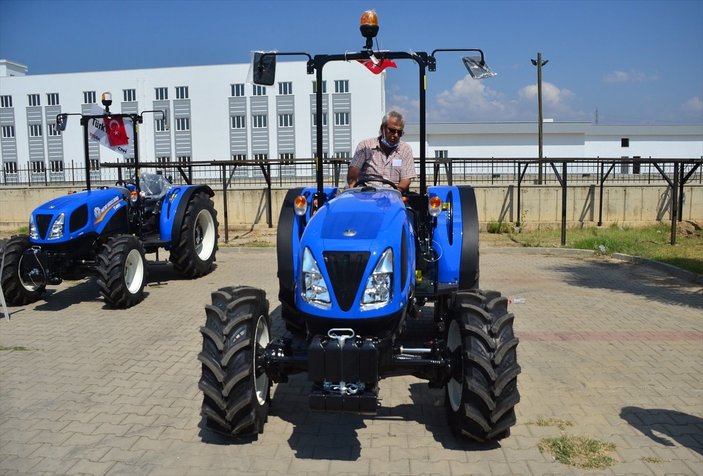 Manavgat'taki 16 aileye yeni traktör verildi