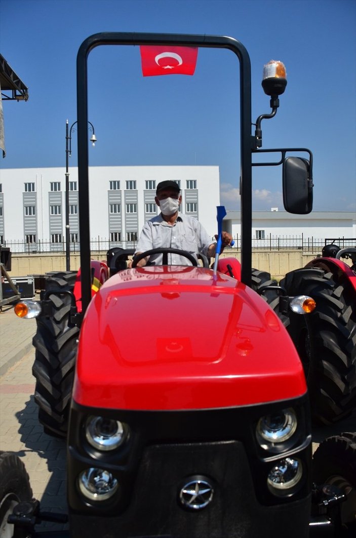 Manavgat'taki 16 aileye yeni traktör verildi