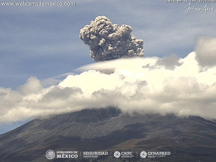 Meksika'da Popocatepetl Yanardağı'nda art arda patlamalar