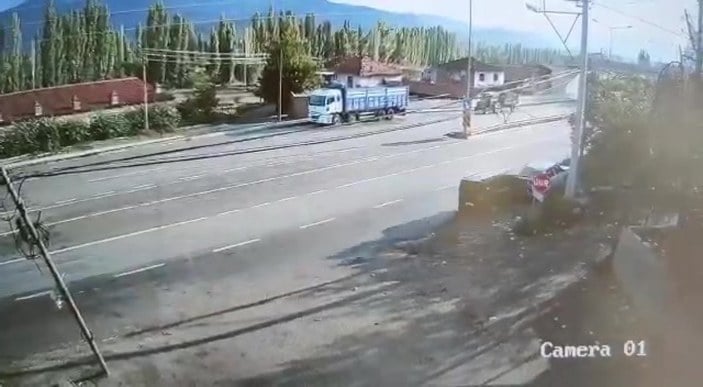 Amasya'da seyir halindeyken uyuyan sürücü kaza yaptı