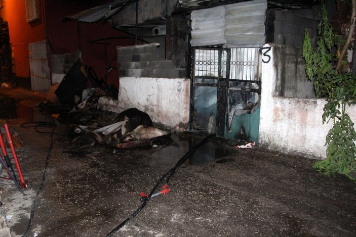 Adana'da iki kişi benzin döktükleri evi ateşe verdiler