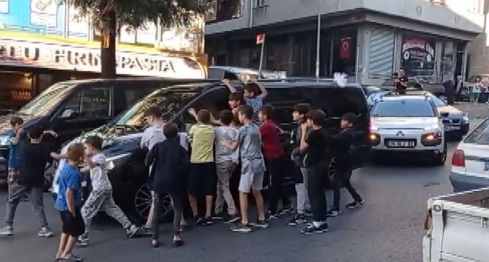 Bağcılar’da 15 çocuk, bahşiş için gelin arabasının önünü kesti