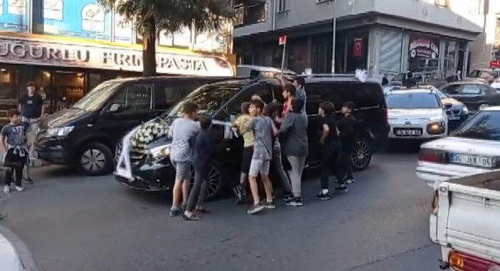 Bağcılar’da 15 çocuk, bahşiş için gelin arabasının önünü kesti