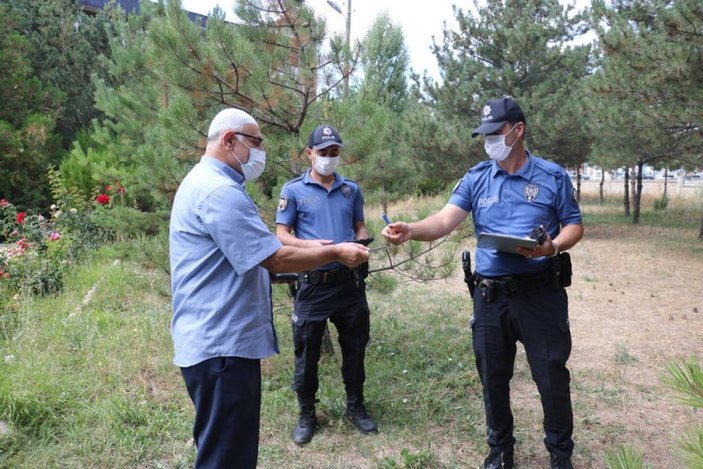 Sivas'ta camideki din görevlisi, bulduğu iki yarım altını polise teslim etti