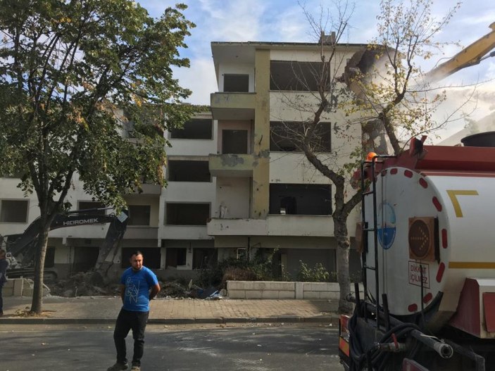 Büyükçekmece'de hasarlı binaların yıkımı devam ediyor