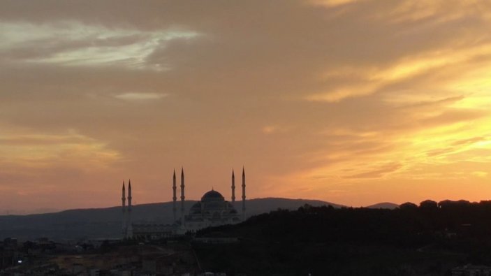İstanbul'da Çamlıca Kulesi'yle gün doğumunun eşsiz manzarası birleşti