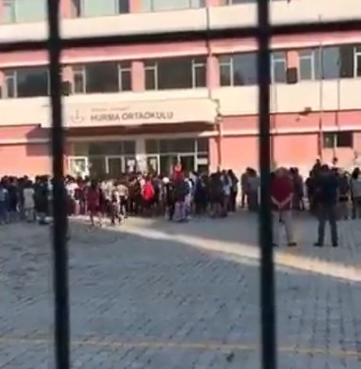 Antalya'da bir kadın öğretmen, öğrencileri azarladı