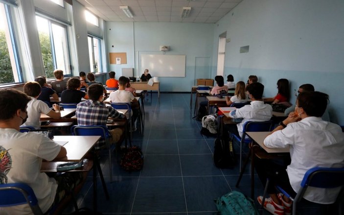 İtalya'da 4 milyon öğrenci okula döndü