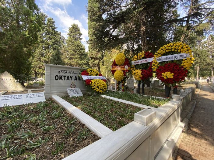 Metin Oktay kabri başında anıldı