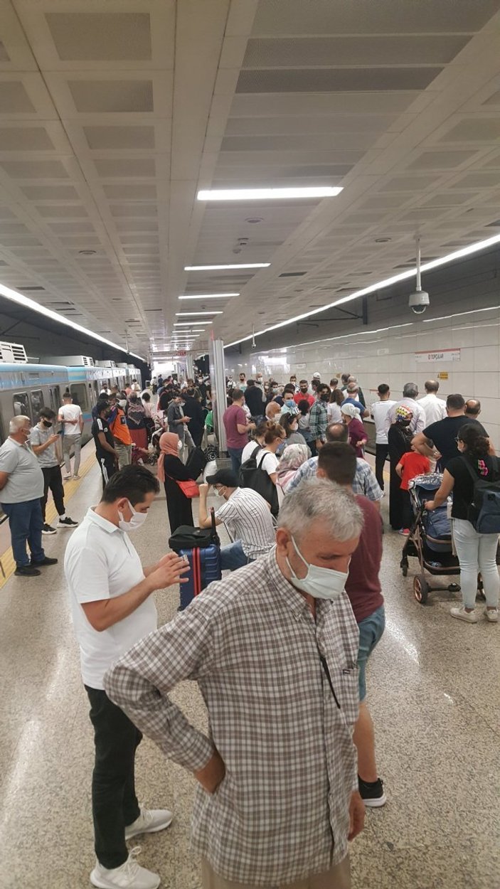 İstanbul'da bozuk metro isyanı: Tren büyük olduğu için itemiyoruz
