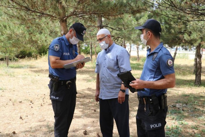 Sivas'ta camideki din görevlisi, bulduğu iki yarım altını polise teslim etti