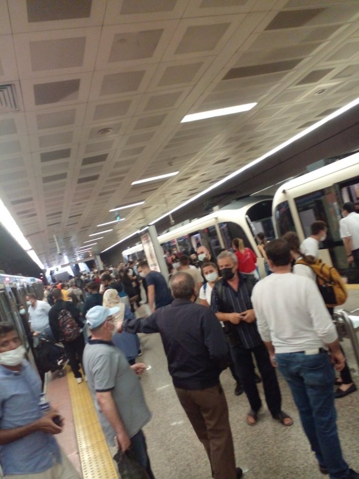 İstanbul’da tramvay arızası: Yolcular raylarda yürüdü