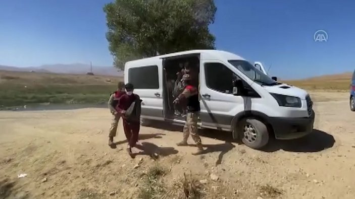 Van'da 14 kişilik minibüsten 71 kaçak göçmen çıktı