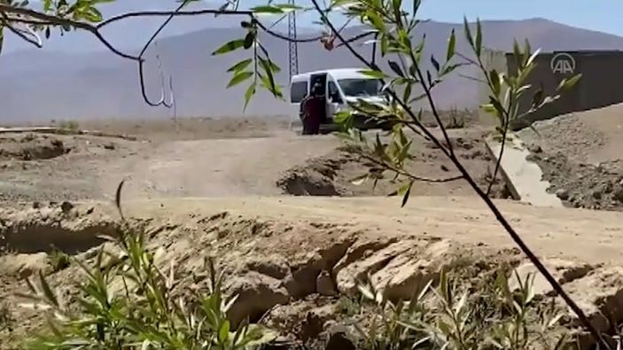 Van'da 14 kişilik minibüsten 71 kaçak göçmen çıktı