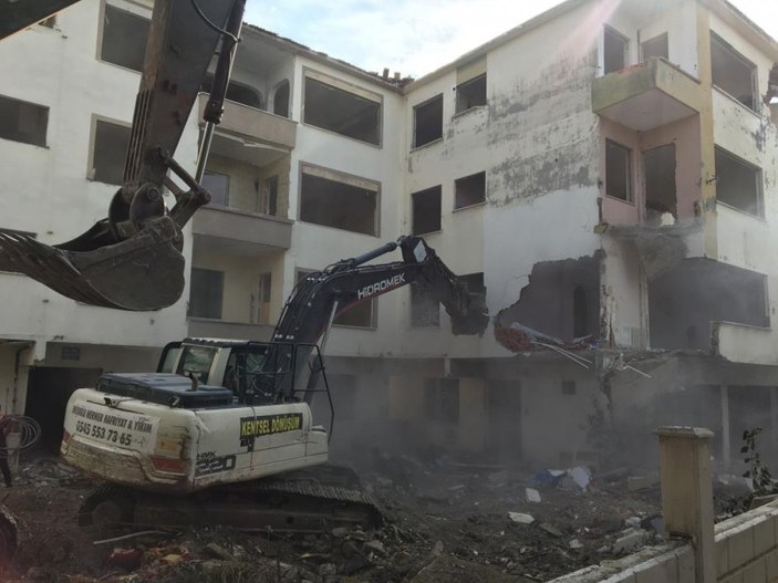 Büyükçekmece'de hasarlı binaların yıkımı devam ediyor