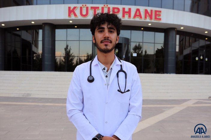 Elazığ'da inşaatında çalıştığı kütüphaneye doktor adayı olarak geliyor