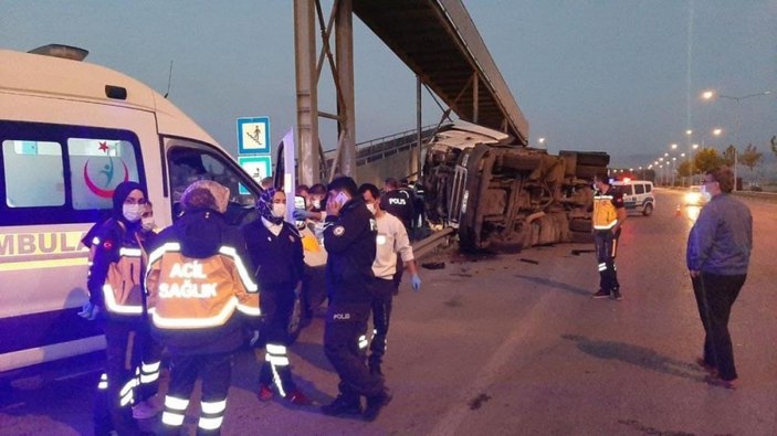 Çorum'da üst geçide çarparak sürüklenen tırın sürücüsü hayatını kaybetti