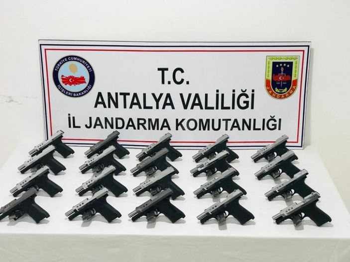 Antalya'da kızının düğünü için silah kaçakçılığı yapan kadın tutuklandı