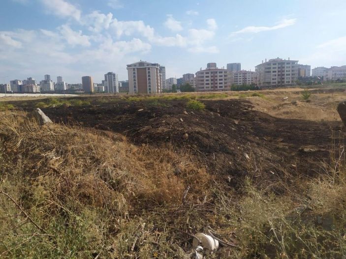 i Ankara'da yıldırım düşen boş arazide yangın çıktı