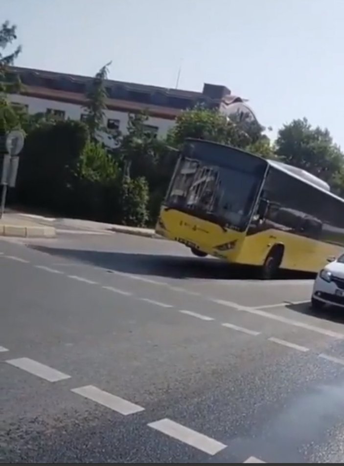 İstanbul'da tekeri patlayan İETT otobüsü yola devam etti