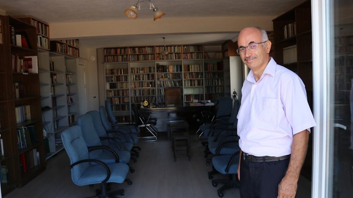 Denizlili gazeteci, kütüphane hayalini 40 yıl sonra köyünde gerçekleştirdi