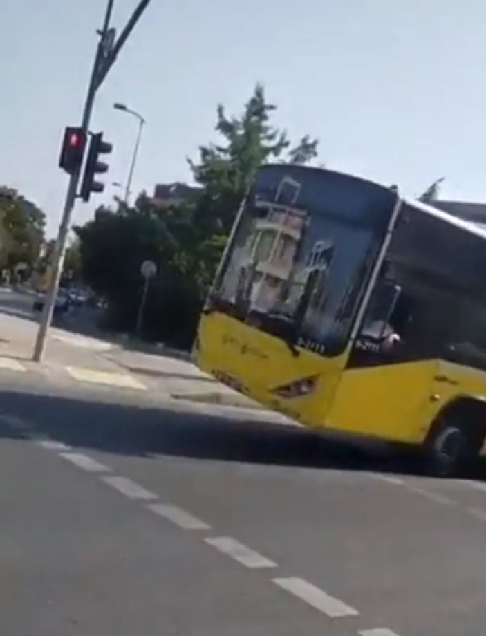 İstanbul'da tekeri patlayan İETT otobüsü yola devam etti