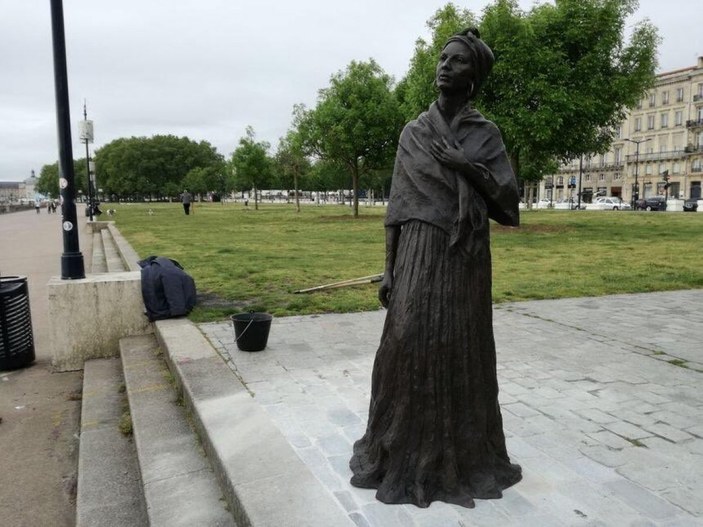 Bordeaux'da siyahi kadın heykelini boyadılar
