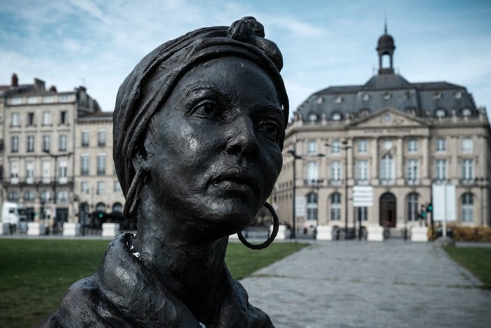 Bordeaux'da siyahi kadın heykelini boyadılar
