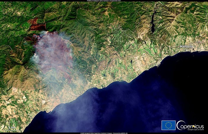 İspanya'da orman yangınları önünde selife çeken turistler