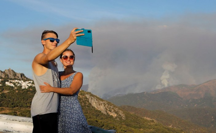 İspanya'da orman yangınları önünde selife çeken turistler