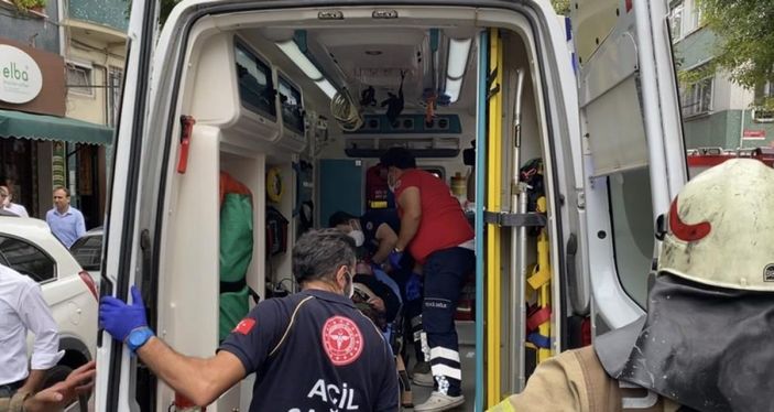 i Fatih’te yangında mahsur kalan demans hastası kadını ekipler kurtardı