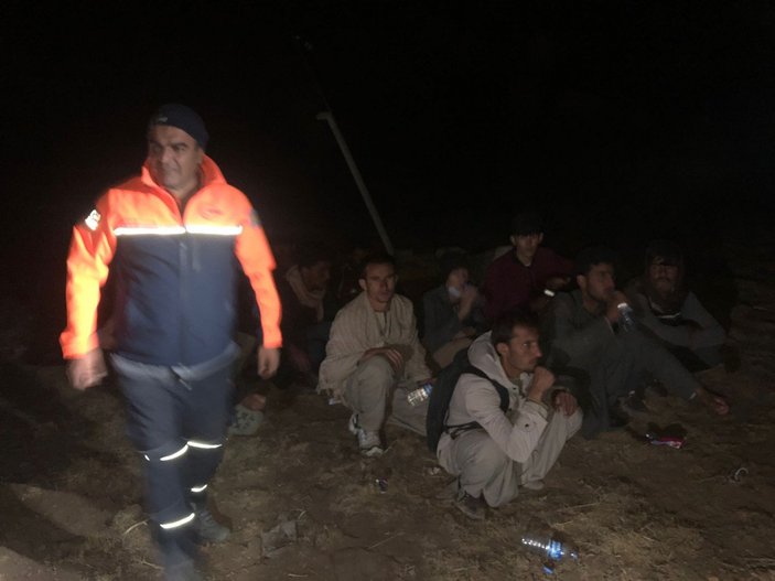 Van’da 15 kaçak göçmenden biri, kayalıklarda sıkıştı