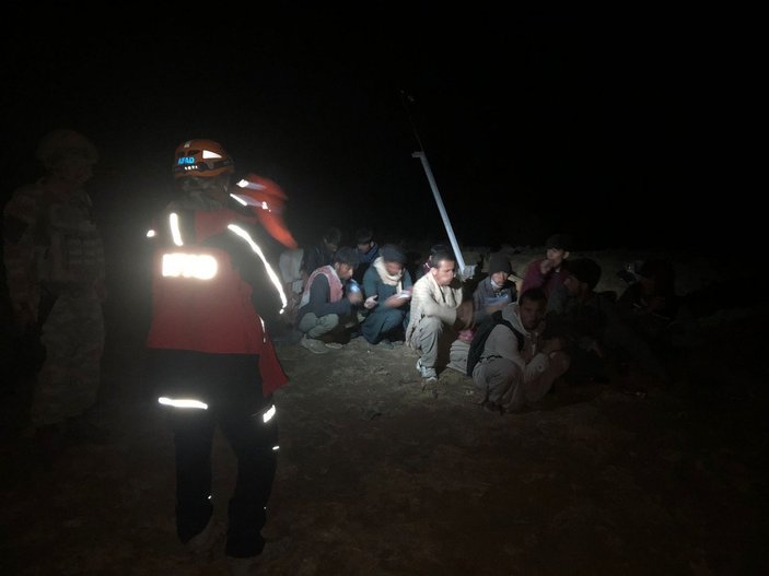 Van’da 15 kaçak göçmenden biri, kayalıklarda sıkıştı