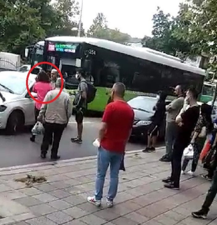 i Kocaeli'de yol ortasında aracından inen kadın sürücü, hemcinsine saldırdı