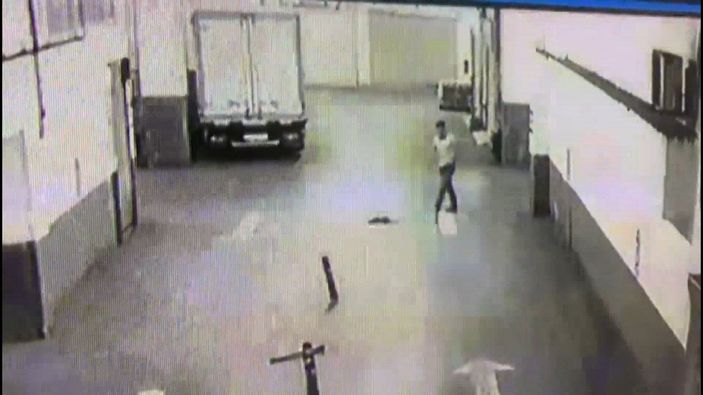 İstanbul'da yavru kediyi tekmeleyerek öldüren cani kamerada